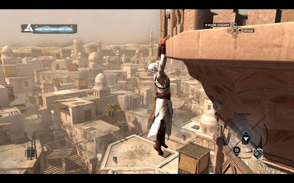 Altaïr escalando una atalaya.